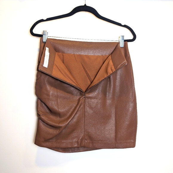 Brown Vegan Leather Ruched Mini Skirt Size Medium - Picture 3 of 8